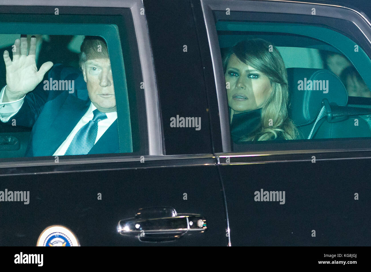 Tokyo, Giappone. 5 novembre 2017. Il presidente DEGLI STATI UNITI Donald Trump (L) e sua moglie Melania Trump (R) lasciano il ristorante teppanyaki Ukai-tei a Ginza il 5 novembre 2017, Tokyo, Giappone. Trump e il primo ministro giapponese Shinzo Abe hanno cenato a Tokyo dopo aver giocato a golf nel pomeriggio. Il Giappone è la prima tappa del suo tour in cinque nazioni in Asia. Crediti: Rodrigo Reyes Marin/AFLO/Alamy Live News Foto Stock
