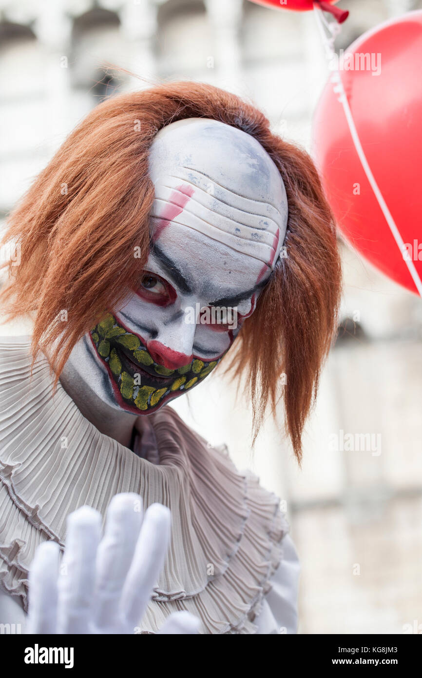 Lucca, ITALIA. 4 novembre 2017. Cosplayer ha vestito i fumetti e i giochi di Lucca 2017. Lucca Comics è l'evento più importante dedicato al fumetto e ai giochi in Italia. Tradizionalmente si svolge in autunno. È il più grande festival di fumetti in Europa e il secondo più grande al mondo dopo il Comiket. Il Salone internazionale del Comics si è tenuto a Roma dal 1995 al 2005. Nel 2006, in occasione del 40° anniversario del festival, il Salone si fuse con Lucca Comics & Games e tornò nel centro di Lucca credito: Camilla66/Alamy Live News Foto Stock