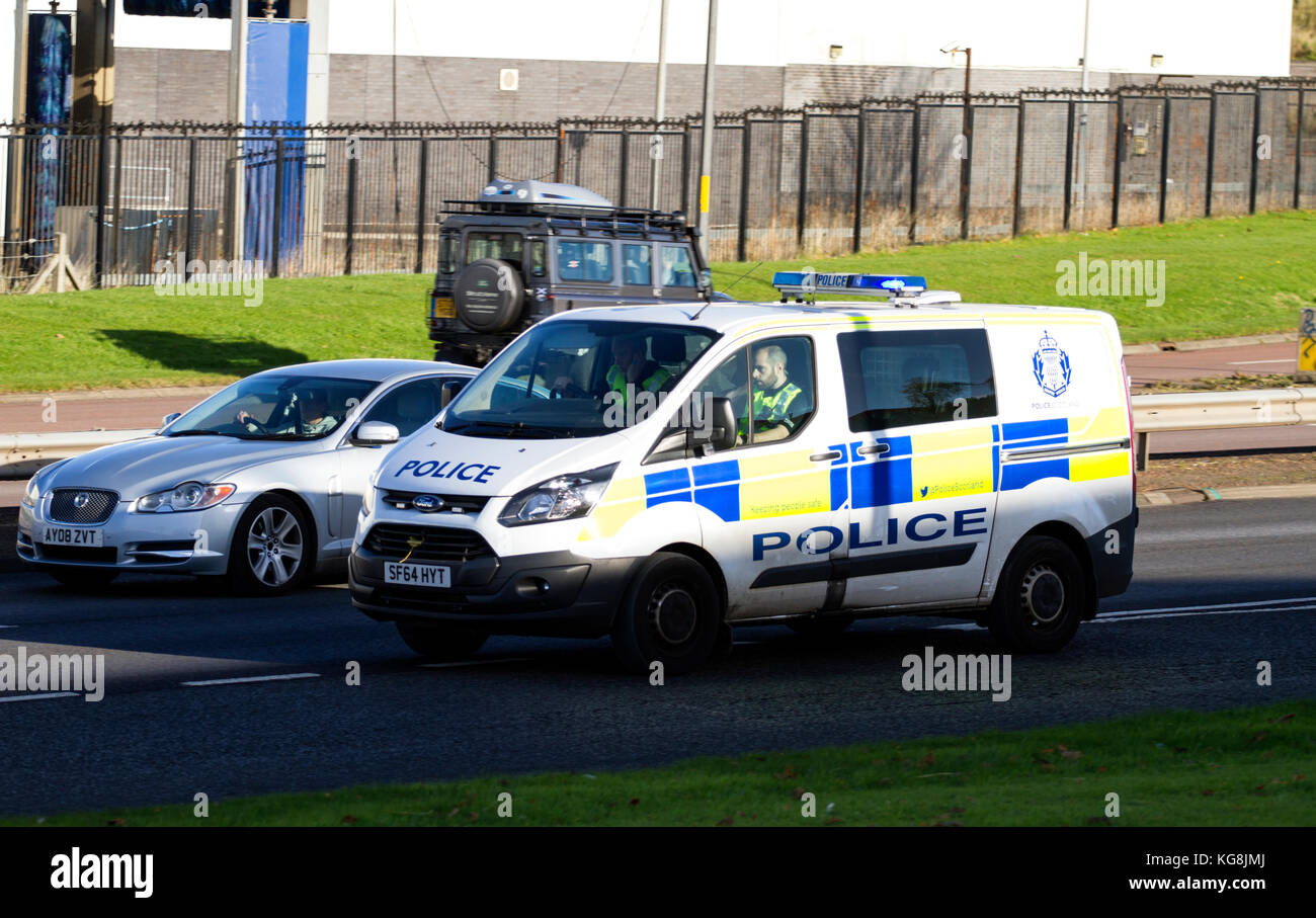 Dundee, Tayside, Scotland, Regno Unito. 5 Novembre, 2017. Un convoglio di polizia Scozia auto e furgoni con sirene rimbombava e blu lampeggianti accelerando lungo il Kingsway West a doppia carreggiata nel perseguimento di due automobilisti causando incidenti per guida temerariamente e appendere fuori della loro vettura porta windows azienda cartelli con slogan inappropriati di Dundee, Regno Unito. Credits: Dundee fotografico/Alamy Live News Foto Stock