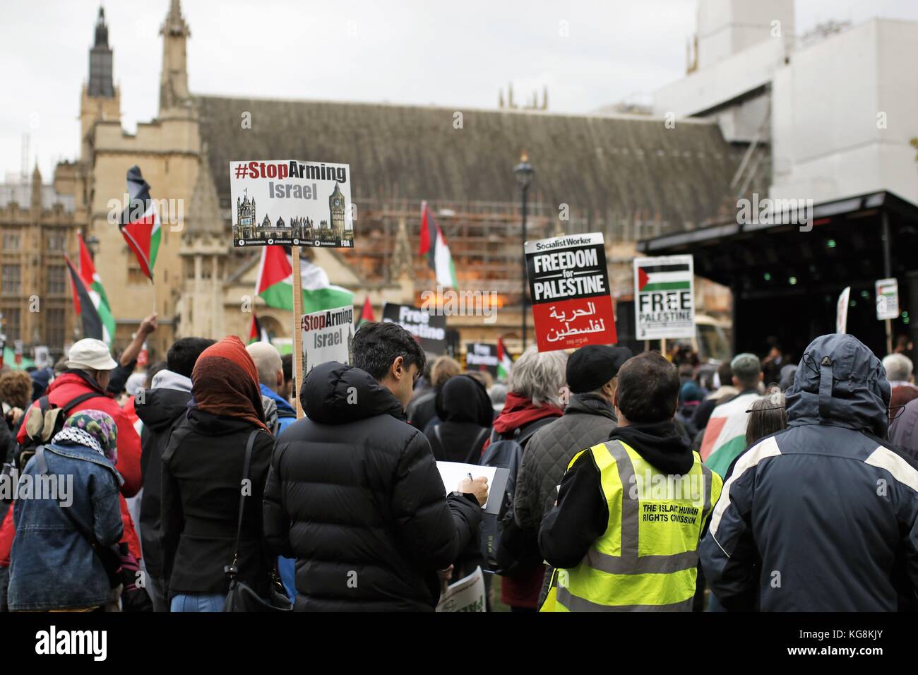 I sostenitori della Palestina in parlament square ascoltando gli altoparlanti chiave chiedendo giustizia e di uguaglianza per la Palestina, Londra, Regno Unito, 4 novembre 2017 Foto Stock