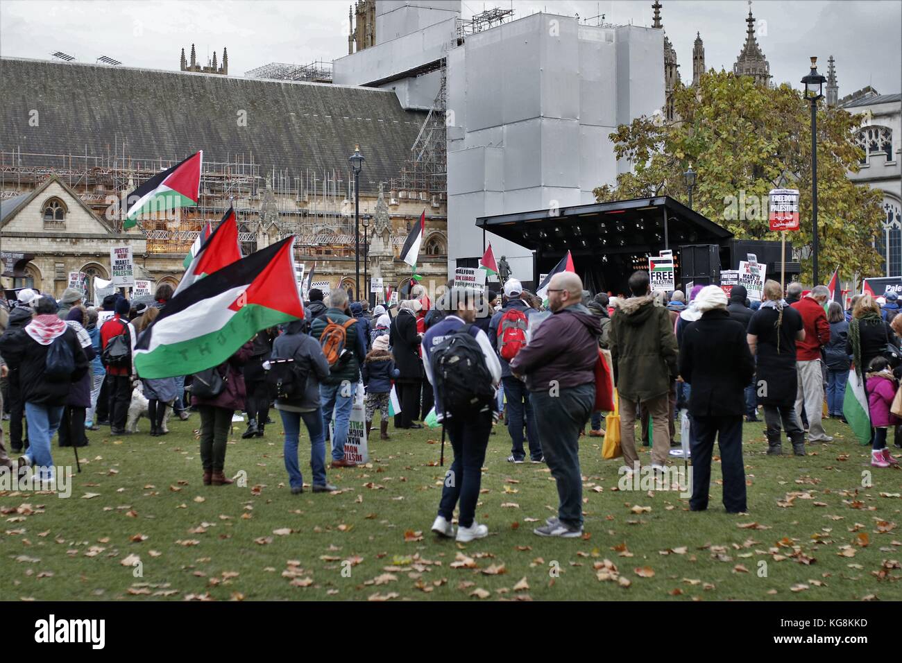 I sostenitori della Palestina in parlament square ascoltando gli altoparlanti chiave chiedendo giustizia e di uguaglianza per la Palestina, Londra, Regno Unito, 4 novembre 2017 Foto Stock