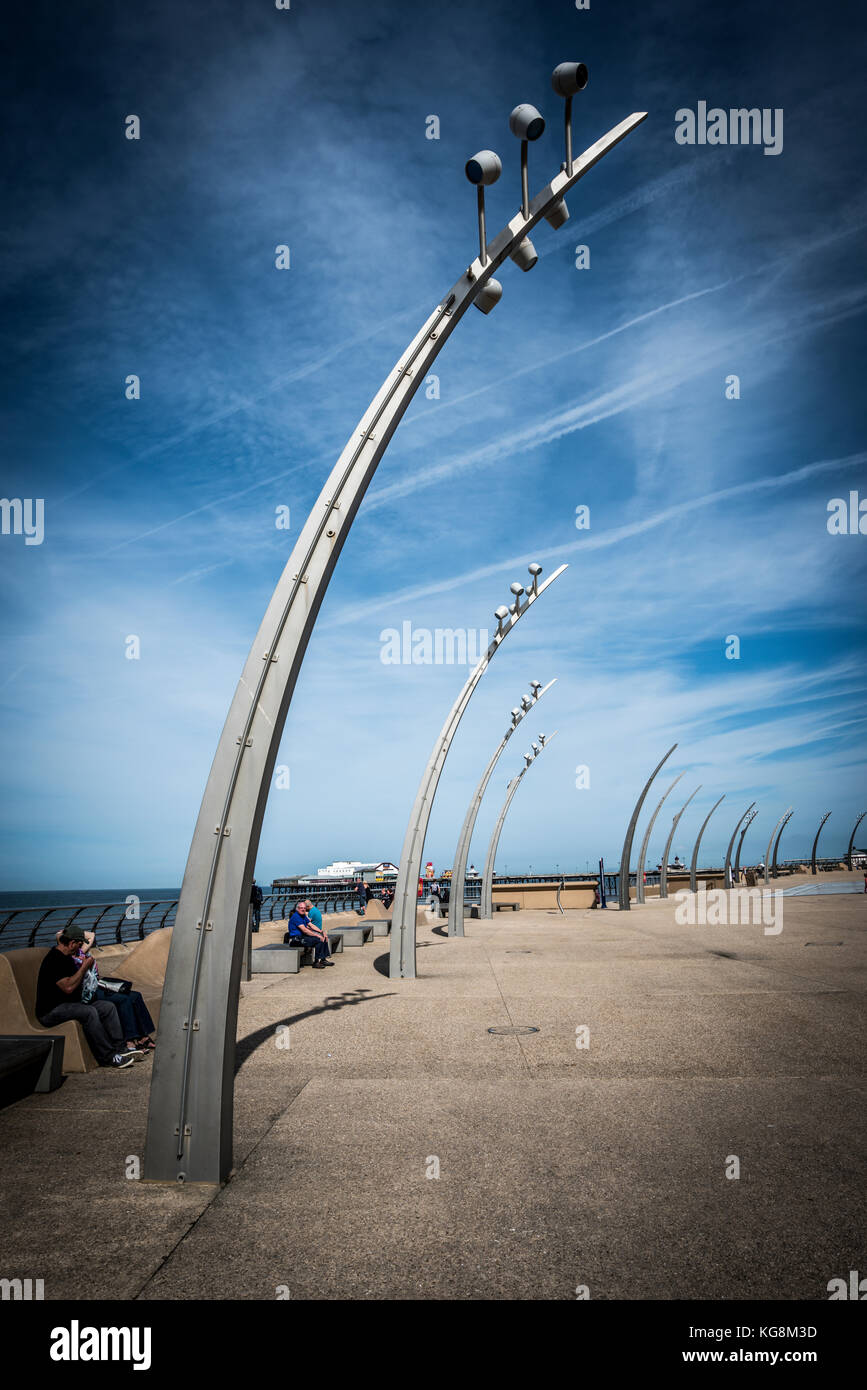 Strada moderna illuminazione sul lungomare di Blackpool, Lancashire Foto Stock
