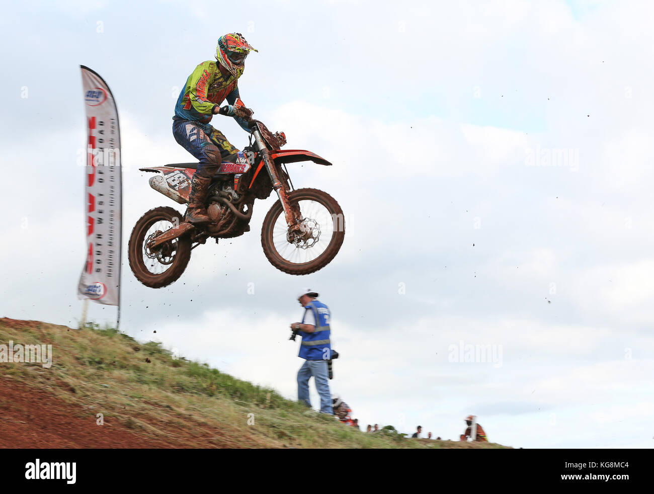 Motocross moto Jumping con il fotografo in background Foto Stock
