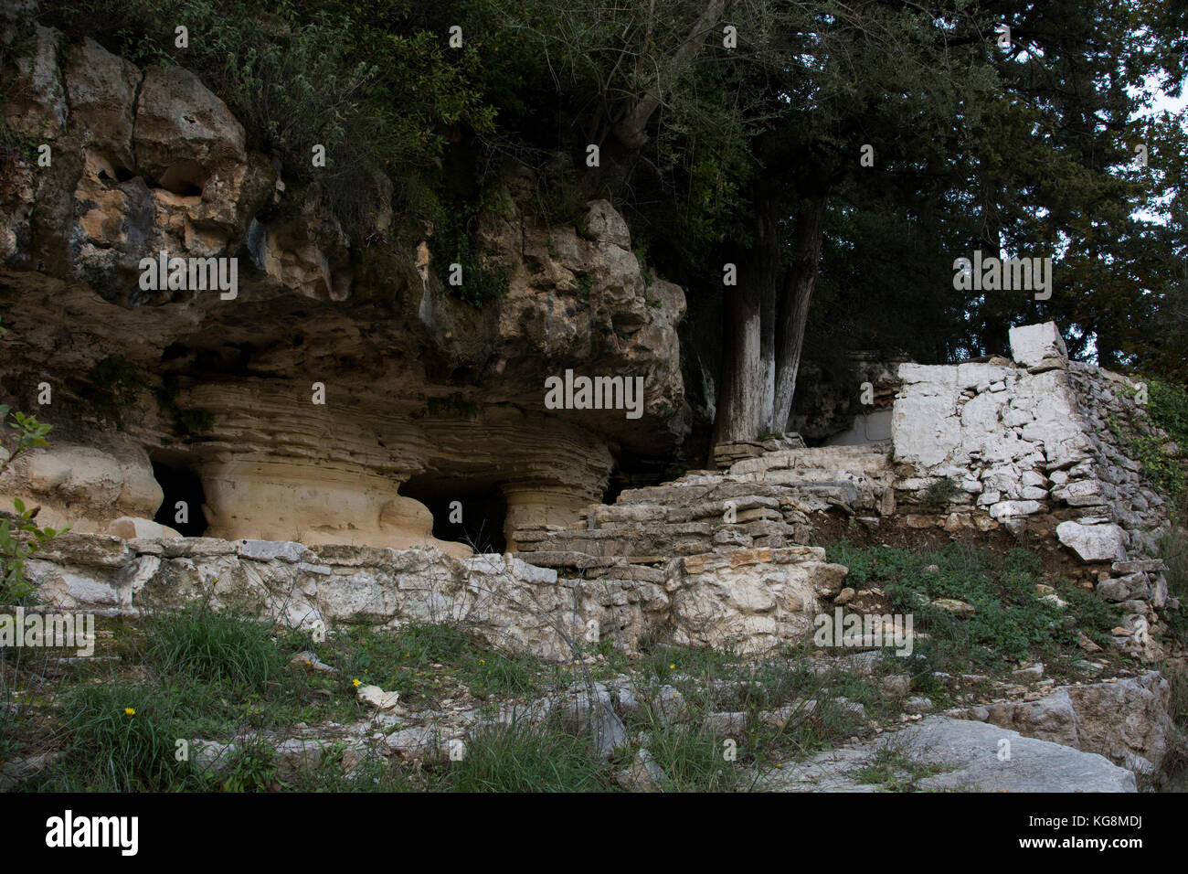Il nekropolis di Lappai era un epoca ellenistica e cimitero romano in una valle fluviale nelle montagne di Creta con prevalenza di tombe di famiglia scavata nel calcare Foto Stock