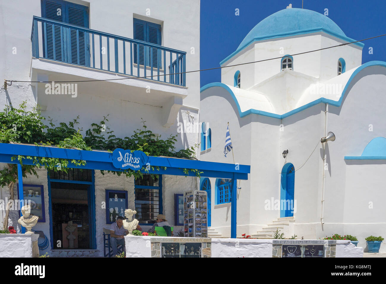 Negozio di souvenir accanto alla chiesa ortodossa, piccolo villaggio di pescatori Apollonas, lato nord dell'isola di Naxos, Cicladi, Egeo, Grecia Foto Stock