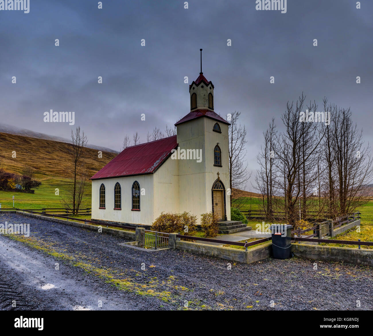 Chiesa islandese con street e la circonvallazione di alberi di Islanda Foto Stock