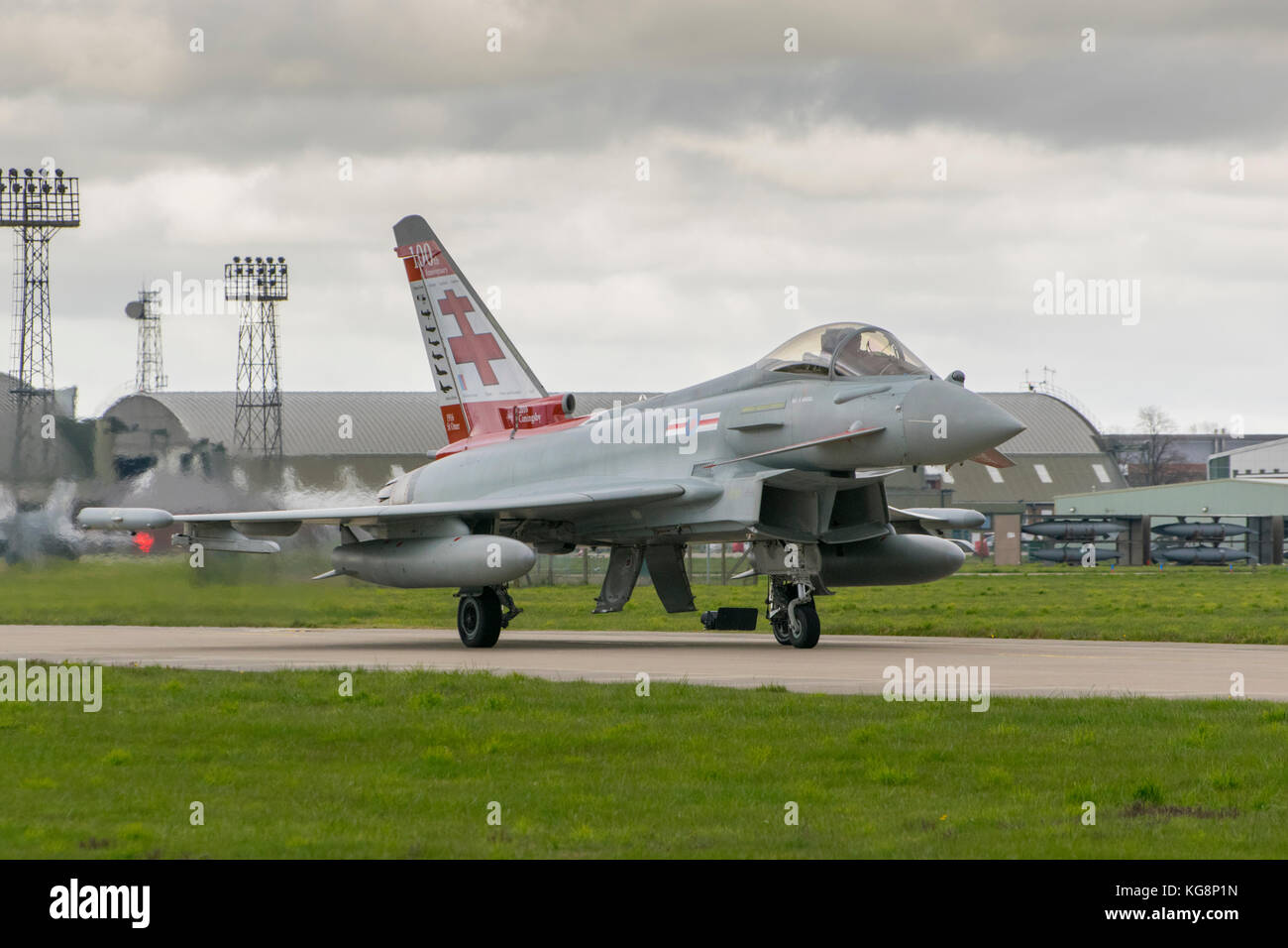 41 Squadron Typhoon con una coda commemorativa del 100th Anniversary che si stacca nel 2015 Foto Stock