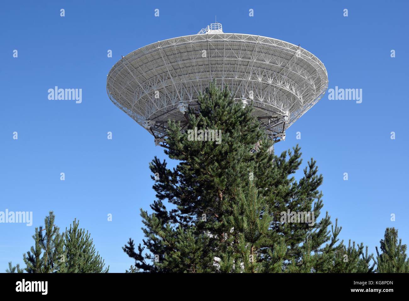 Il radiotelescopio vicino Ibene in Lettonia è stato eseguito per spiare le telecomunicazioni occidentale durante la guerra fredda. Poiché il crollo sovietico, è gestito da scienziati. Foto Stock