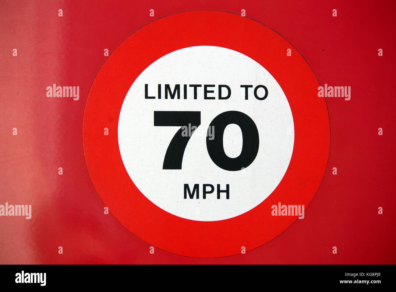 Red limitata a 70 mph velocità segno adesivo sul veicolo automobile furgone carrello Foto Stock