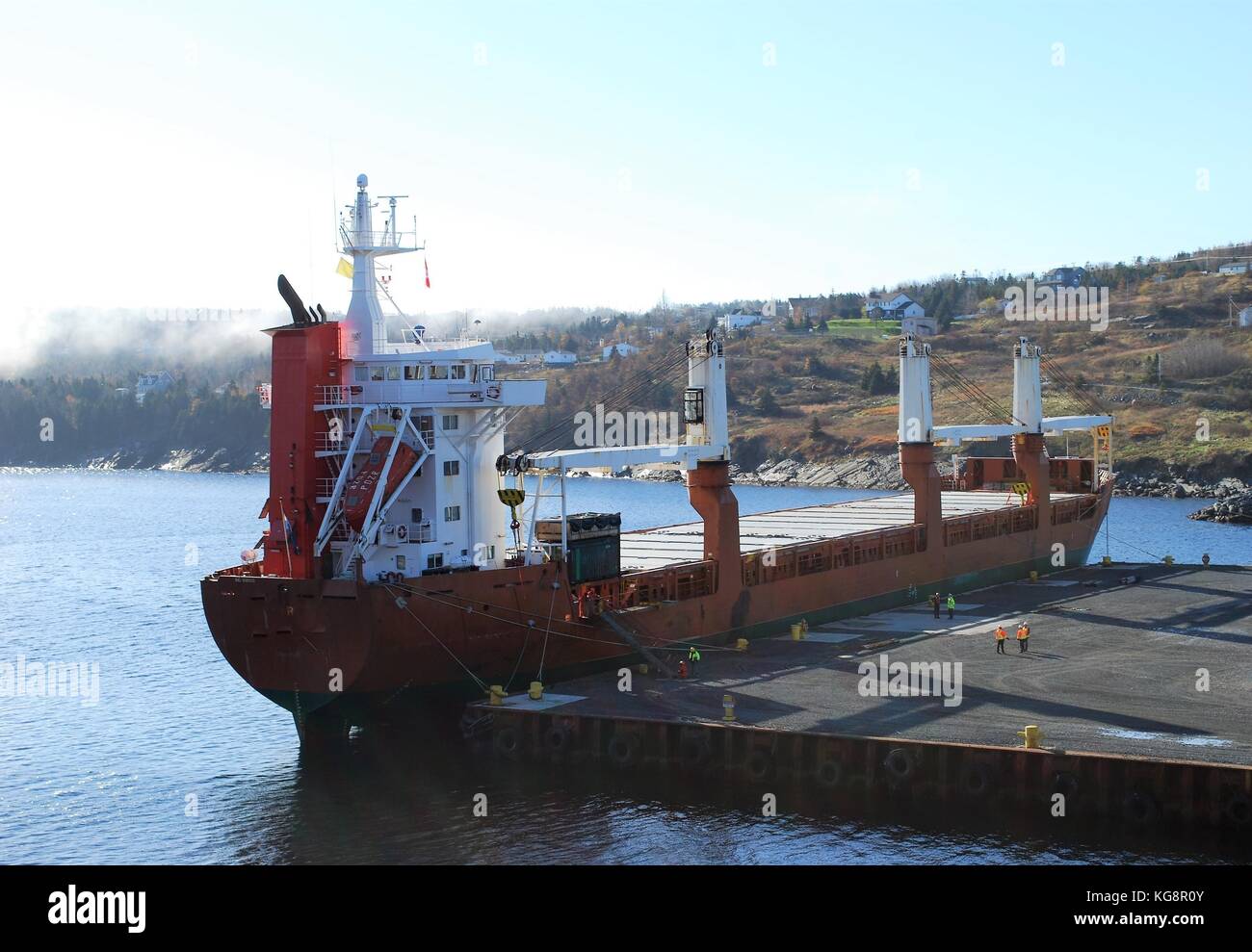 Cargo nave ormeggiata presso il molo, baia del porto di tori, Bay tori, Terranova, Canada. Foto Stock