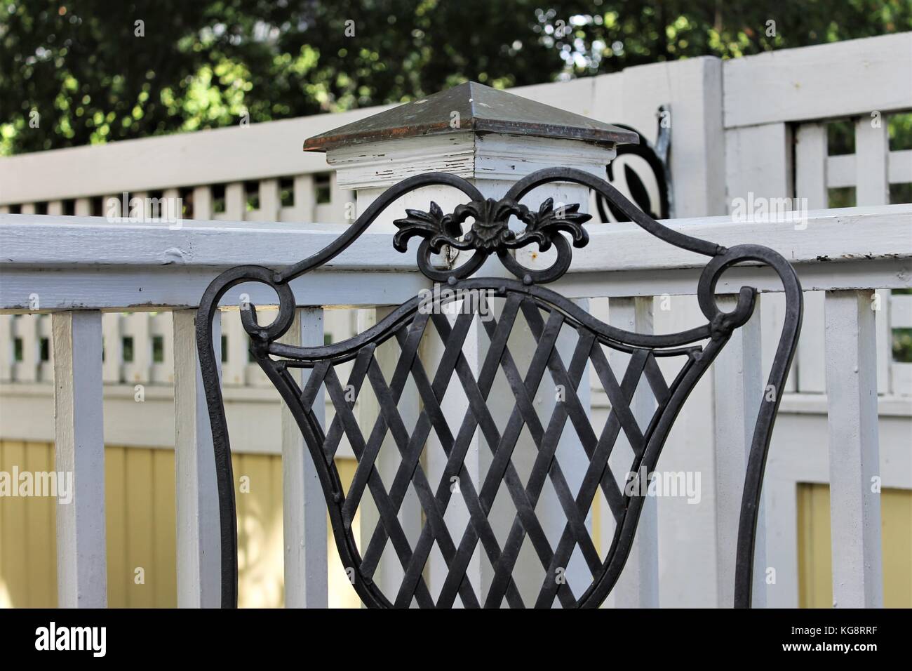 Sedia decorativo back up contro le ringhiere in un angolo di un ponte. Foto Stock
