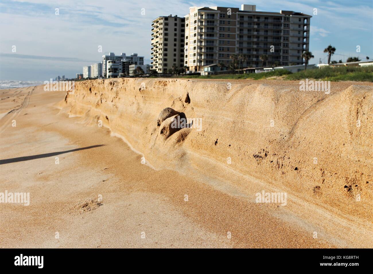 Banco di sabbia in alta marea linea, Ormond Beach, Florida. Condominio degli edifici in background. Foto Stock