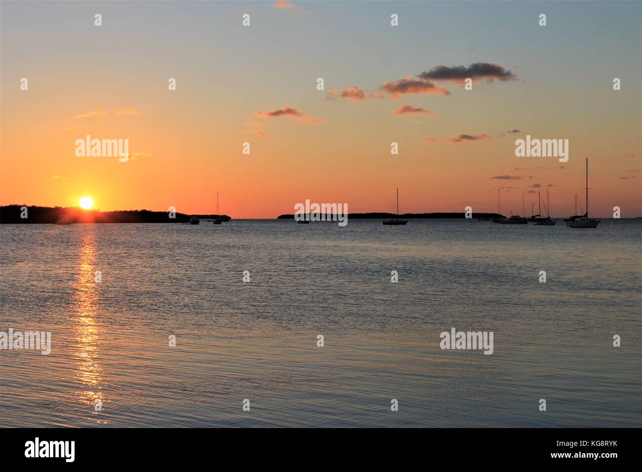 Tramonto dietro una piccola isola nel Golfo del Messico, Islamorada, Florida Keys, Florida, Stati Uniti d'America Foto Stock