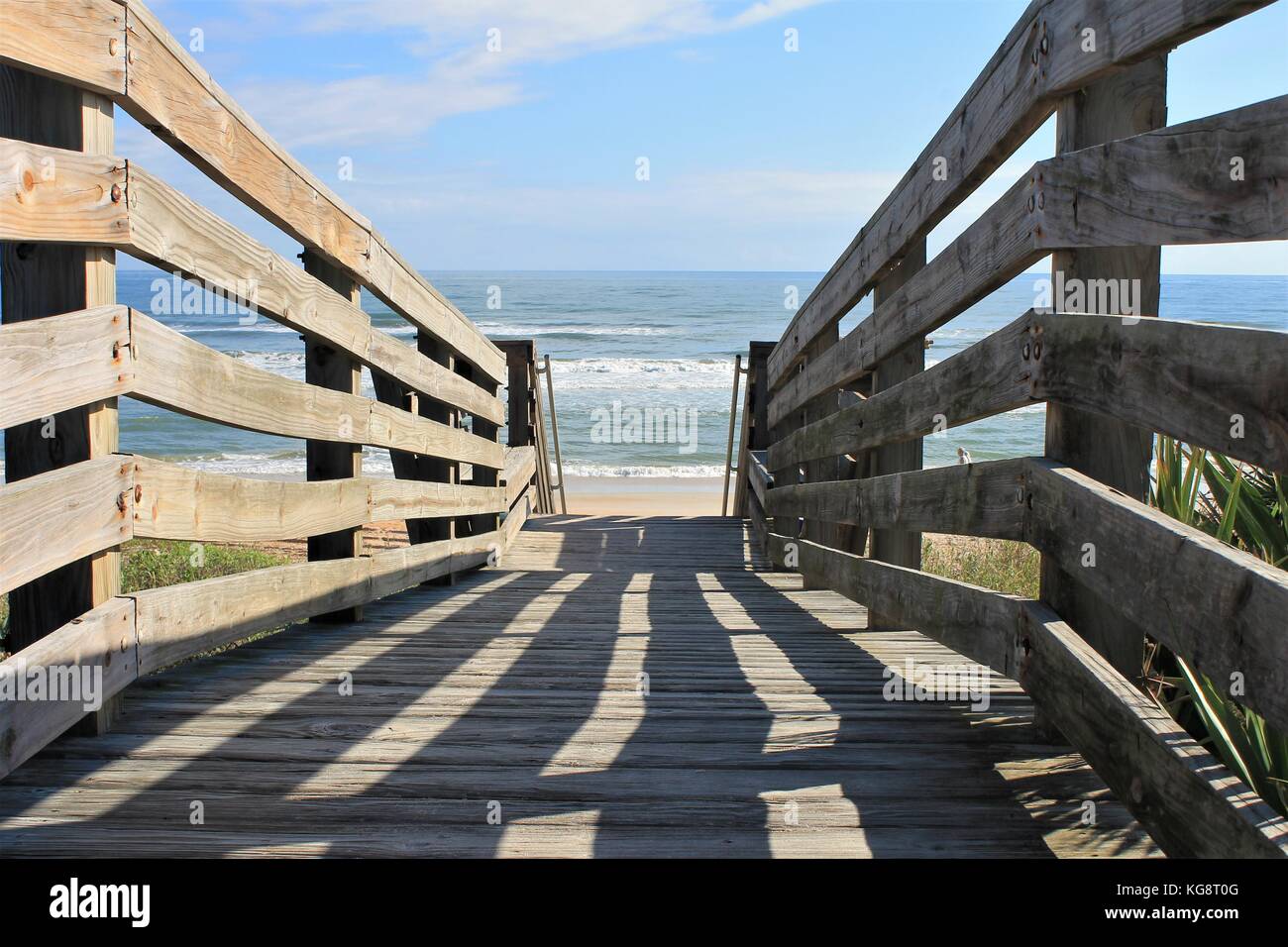Passerella in legno e una scala conduce in basso verso la spiaggia, Ormond Beach, Florida, Stati Uniti d'America Foto Stock