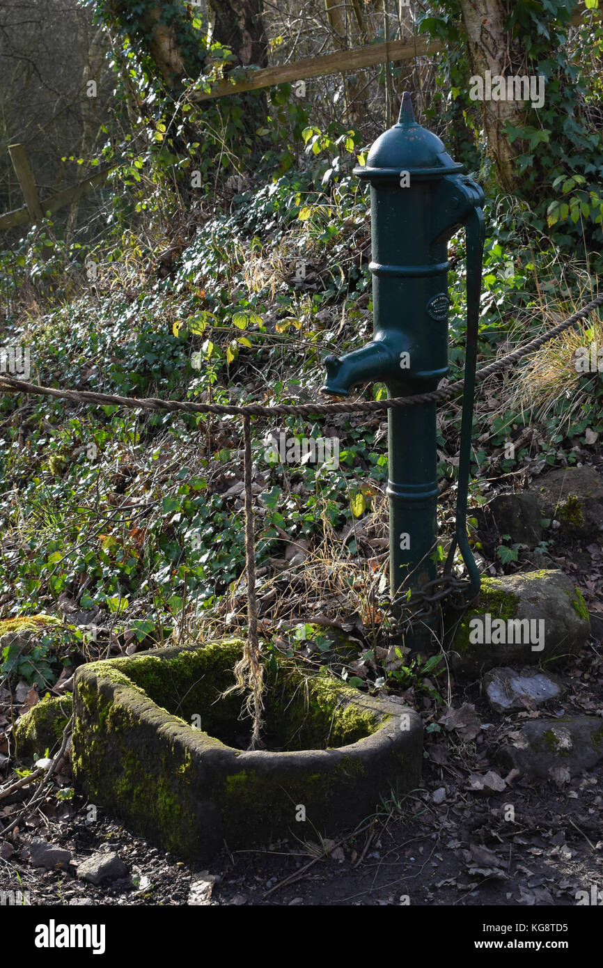 Un vecchio ghisa pompa ad acqua a blists hill cittadina vittoriana in shropshire Foto Stock