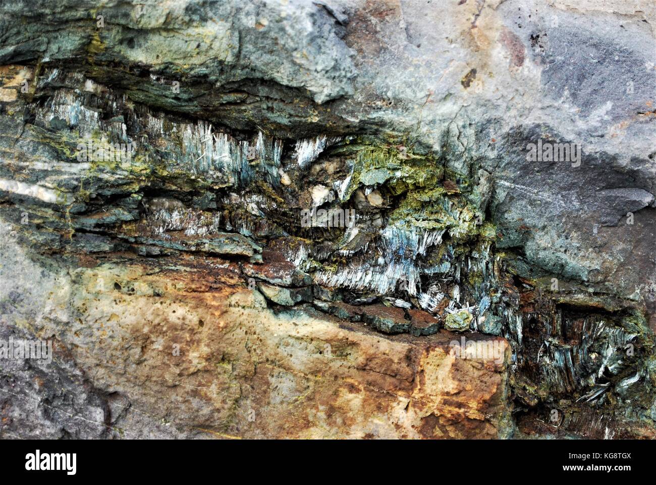 Una vena di cristalli di quarzo in esecuzione attraverso la solida roccia. Foto Stock