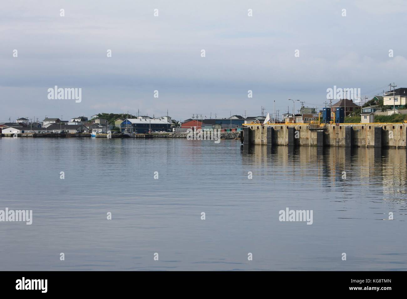 Porto, banchina commerciale, case e business lungo il litorale, porta aux basco, Terranova Foto Stock