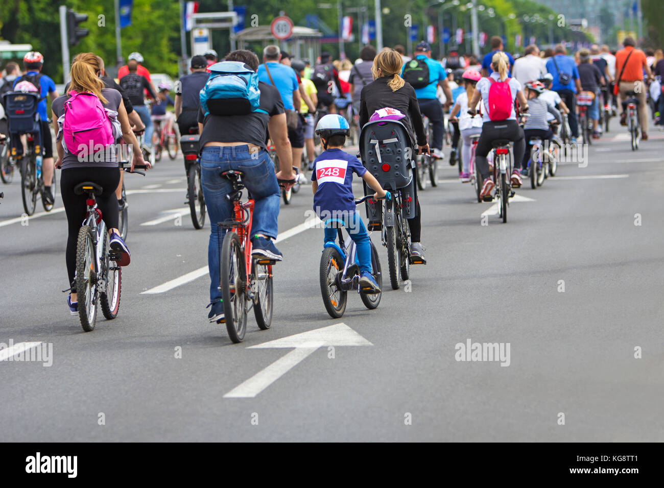 Gruppo del ciclista a bike gara sulle strade della città Foto Stock