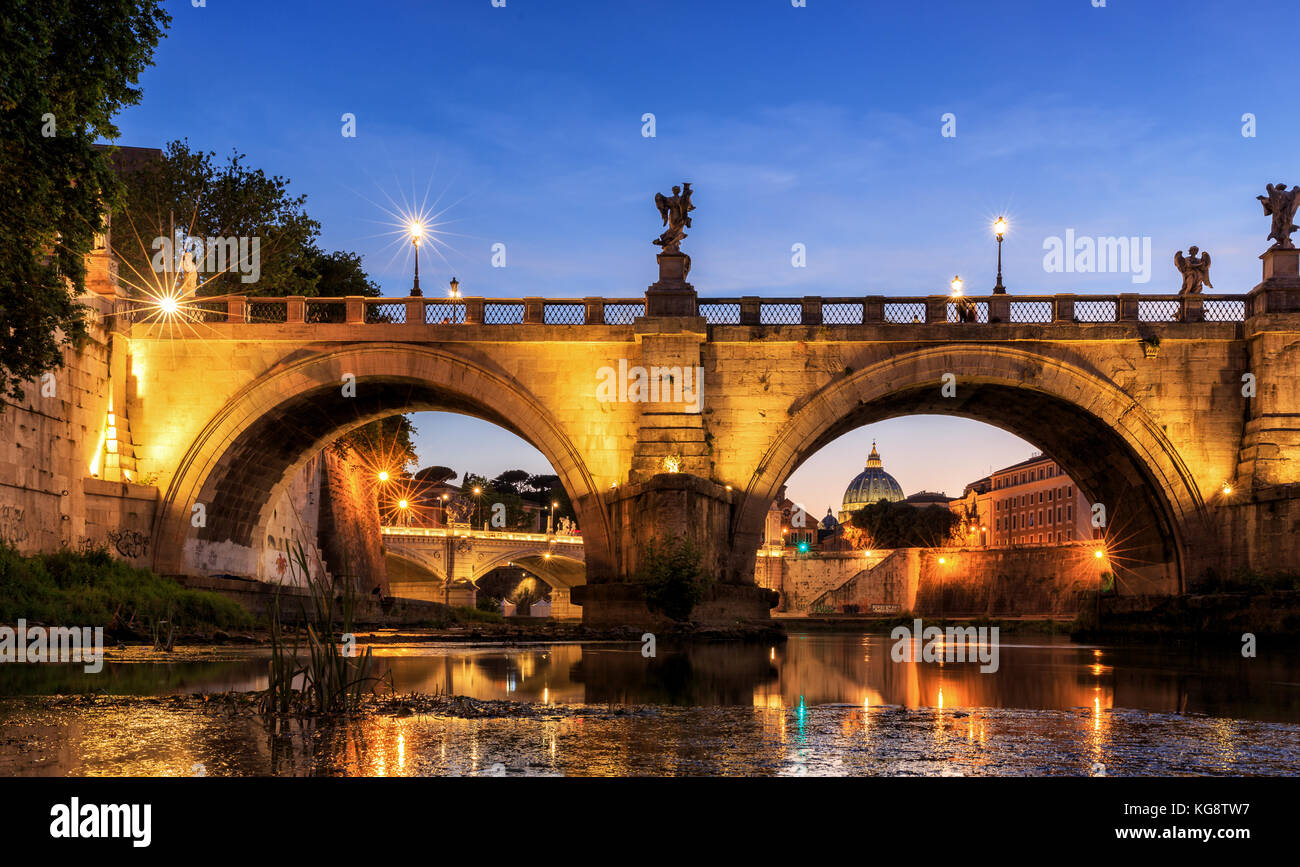 La Basilica di San Pietro con Sant'Angelo il ponte sul Tevere al tramonto, Roma, Italia Foto Stock