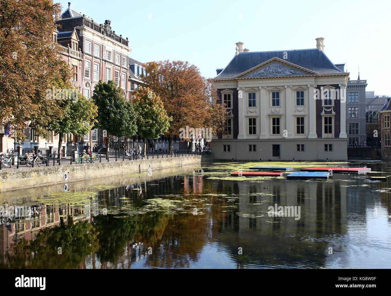 Laghetto Hofvijver wan arte museo Mauritshuis, Centrale L'Aia (Den Haag), Paesi Bassi. Tarda estate 2017 Foto Stock