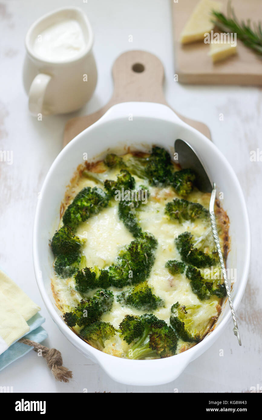 Casseruola con broccoli e cavolfiori e formaggio su uno sfondo luminoso. Foto Stock