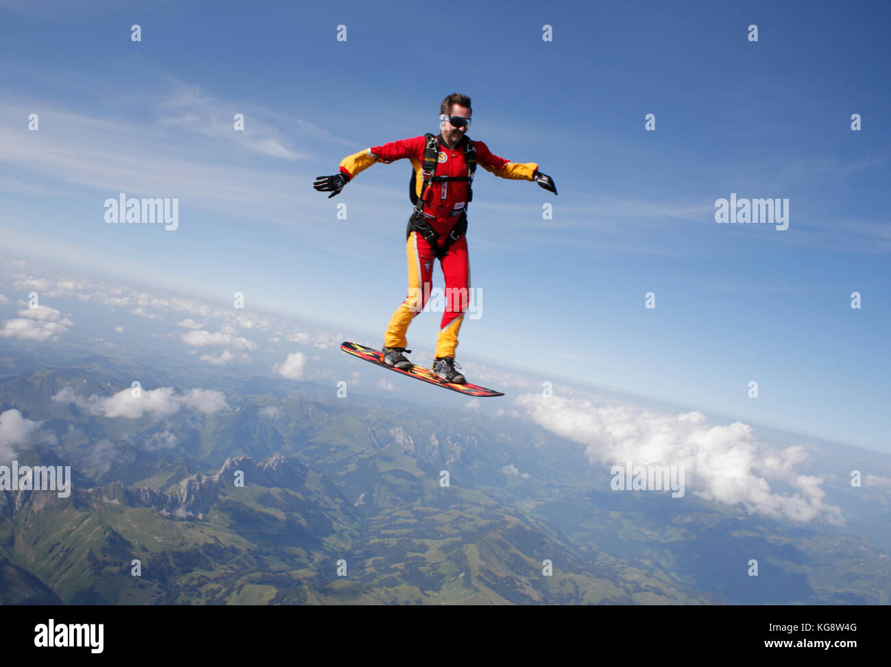 Skysurfer è volare in alto nel cielo e avendo divertimento navigando in cielo il suo bordo. Foto Stock