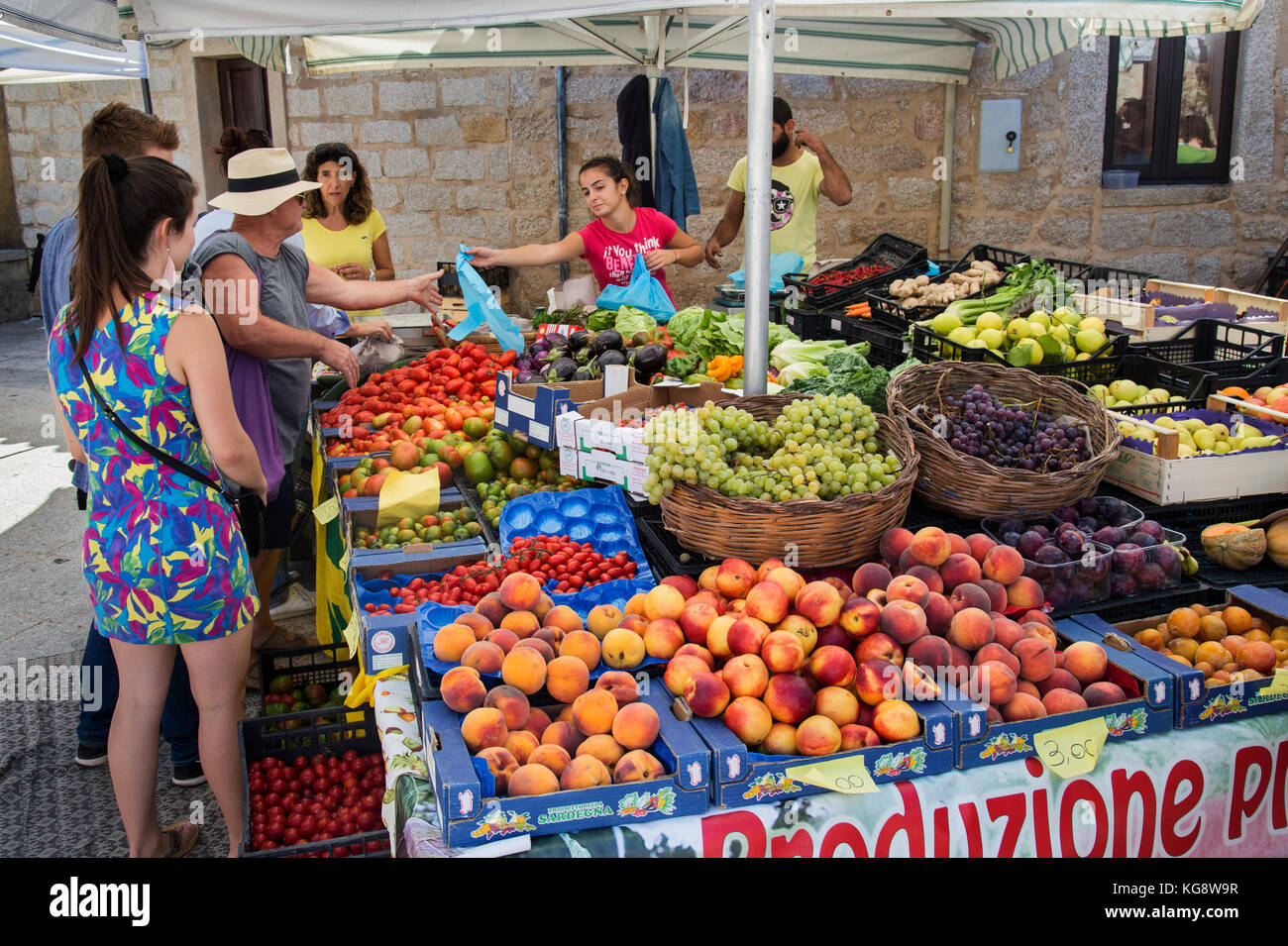 Gli agricoltori vendono ortaggi freschi e frutta in un tradizionale mercato all'aperto in un villaggio sardo chiamato San Pantaleo Foto Stock