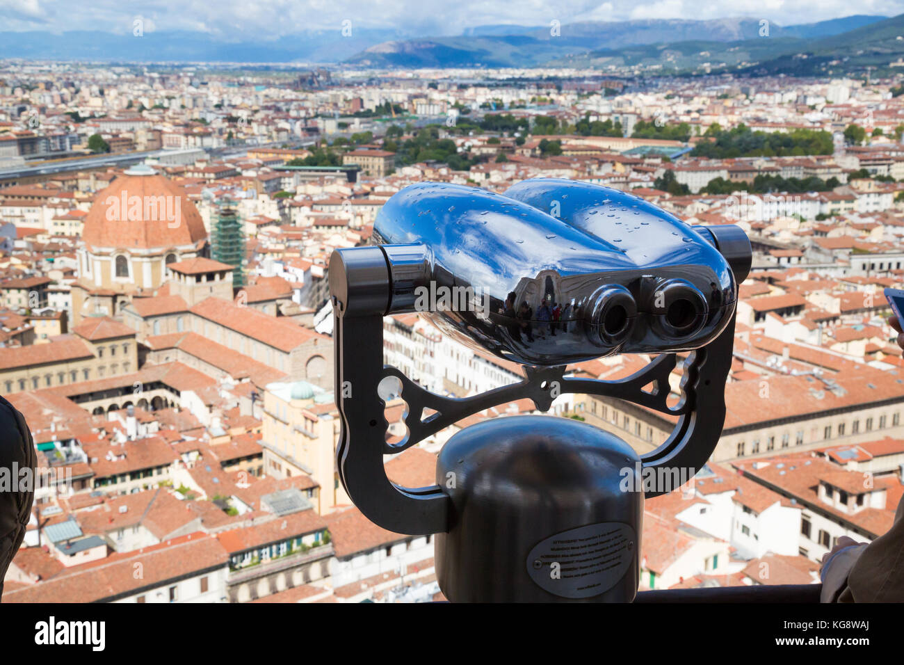 Vista su Firenze dal duomo balcone esterno sopra la città di Firenze e dal fiume Arno a distanza Foto Stock