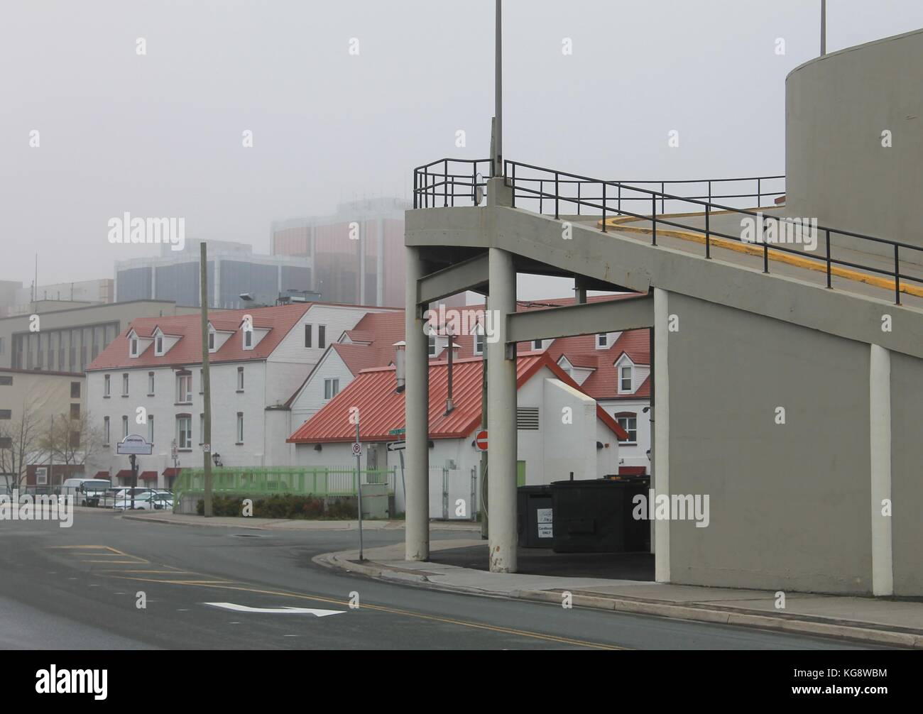 Gli edifici del patrimonio nella nebbia su Harbor Drive, San Giovanni, Terranova e moderni edifici di vetro visibile attraverso la nebbia in background Foto Stock