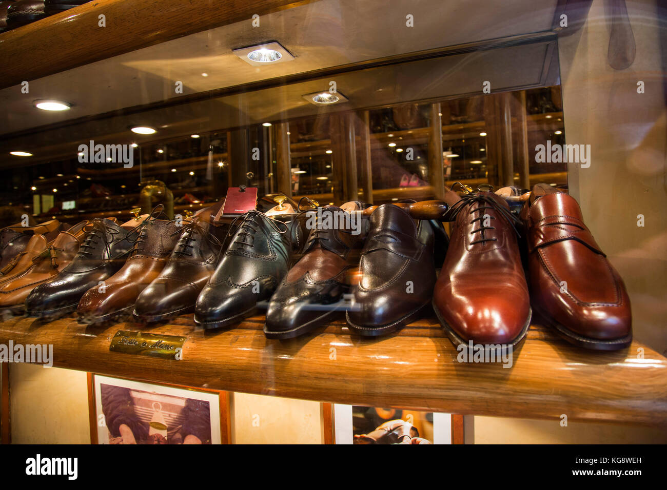 Shop la finestra di visualizzazione mostra una selezione di scarpe italiane  - un speiciality locale a Firenze Foto stock - Alamy