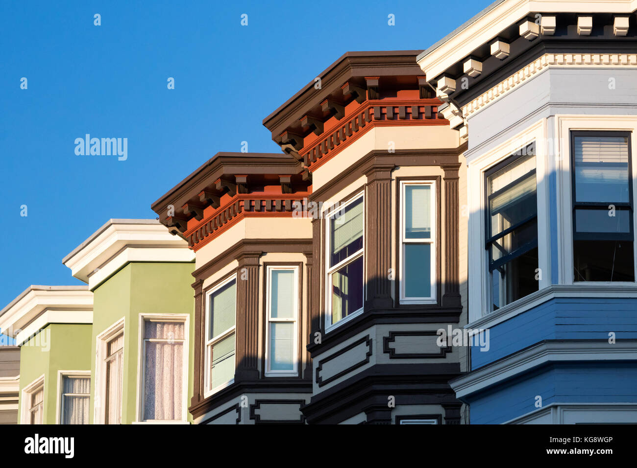 Riga di variopinti edifici storici con finestre sulla baia di San Francisco, California Foto Stock
