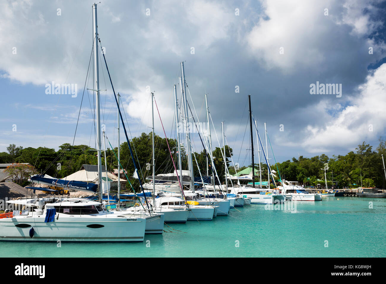 La Seychelles, La Digue, La Passe, porto, barca a vela Catamarani, ormeggiata in porto riparato Foto Stock