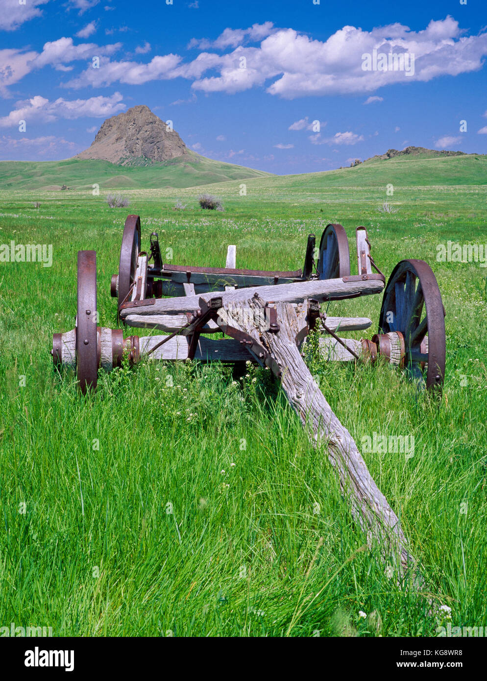 vecchio telaio di carro sulla prateria sotto butte birdtail vicino a simms, montana Foto Stock