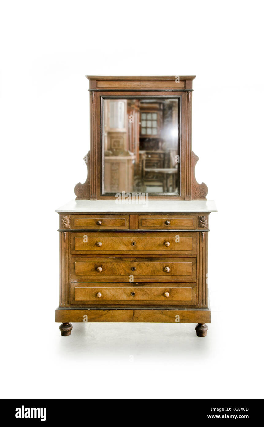 Retrò comò con specchio sullo sfondo bianco con tracciato di ritaglio Foto Stock