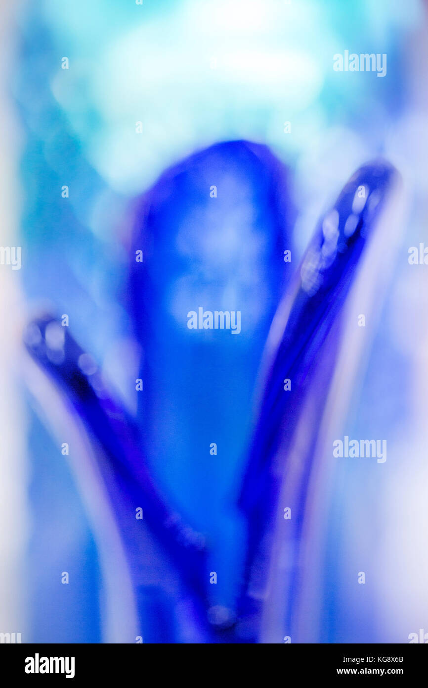 Abstract blu sullo sfondo di vetro. Foto Stock