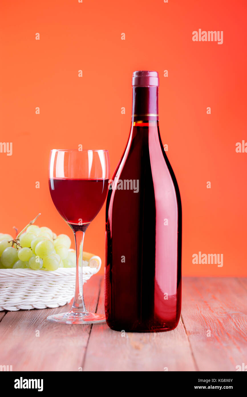 Il vino rosso di vetro con una bottiglia con percorso di clipping. Foto Stock