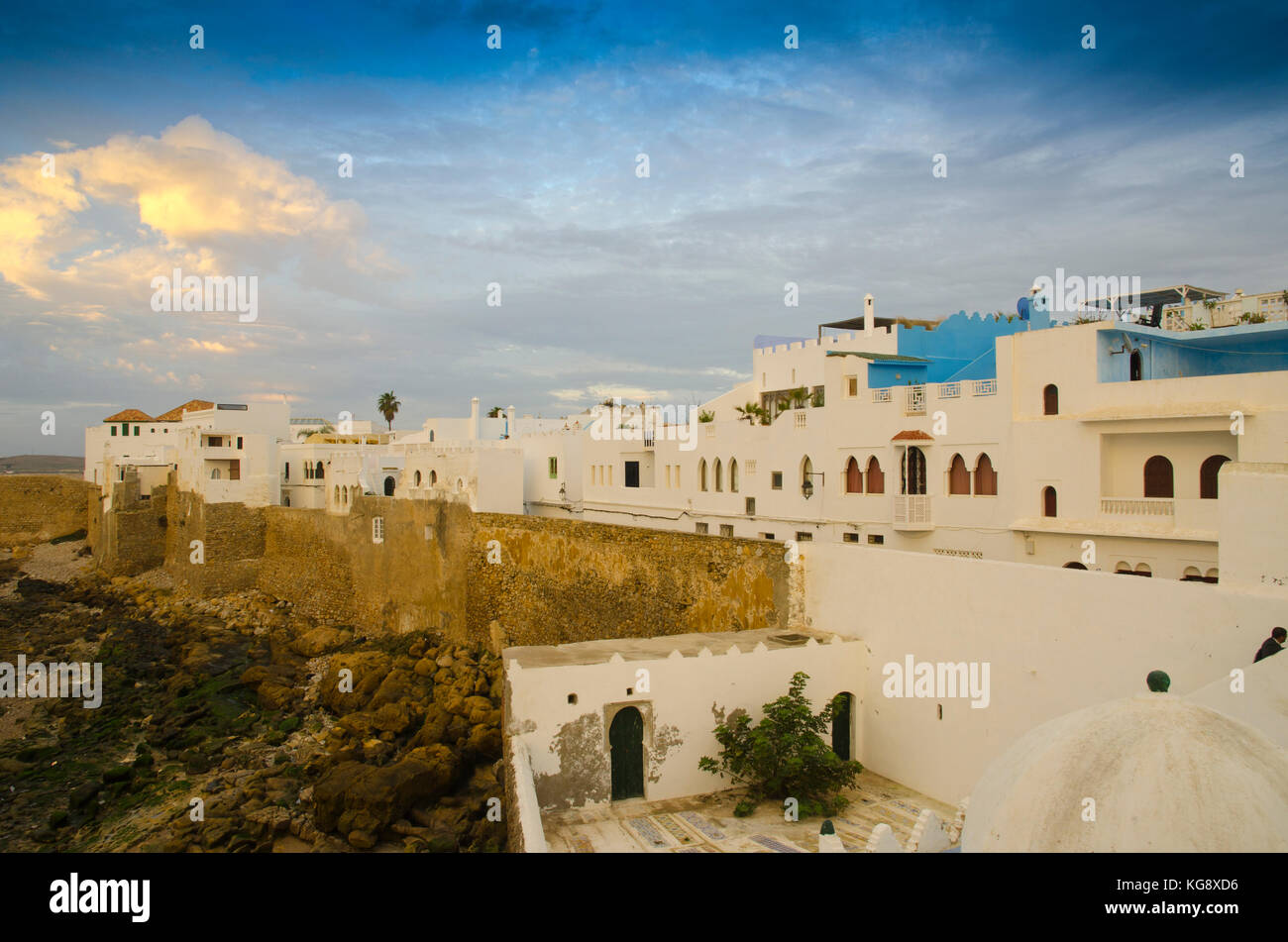Asilah's Ramparts al crepuscolo, costa atlantica del Marocco Foto Stock