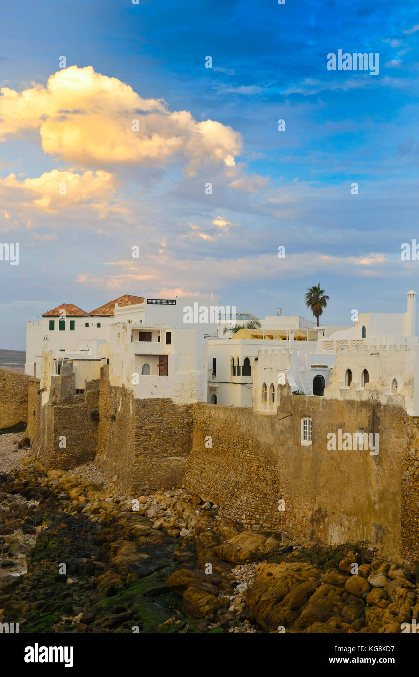 Asilah's Ramparts al crepuscolo, costa atlantica del Marocco Foto Stock
