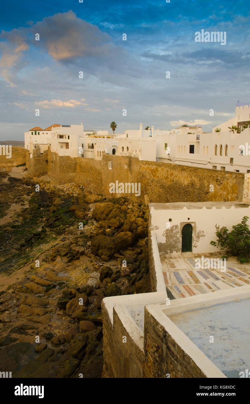 Asilah's Ramparts al crepuscolo, costa atlantica del Marocco Foto Stock