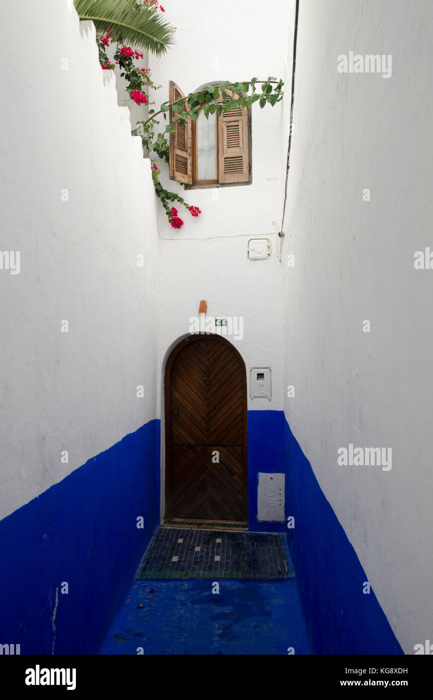 Un tipico vicolo stretto in asilah, Marocco Foto Stock