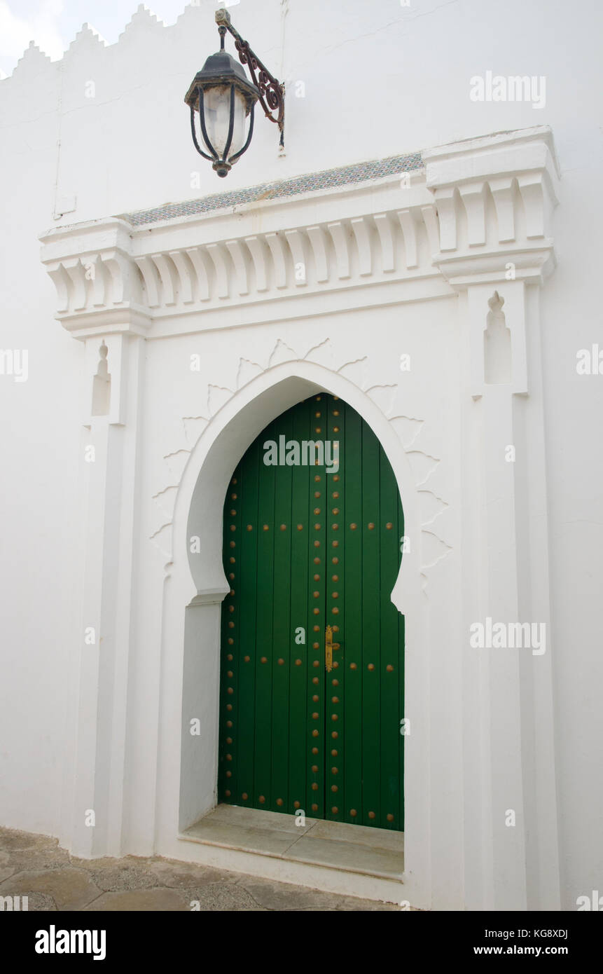 Una tipica porta verde in asilah la medina, Marocco Foto Stock