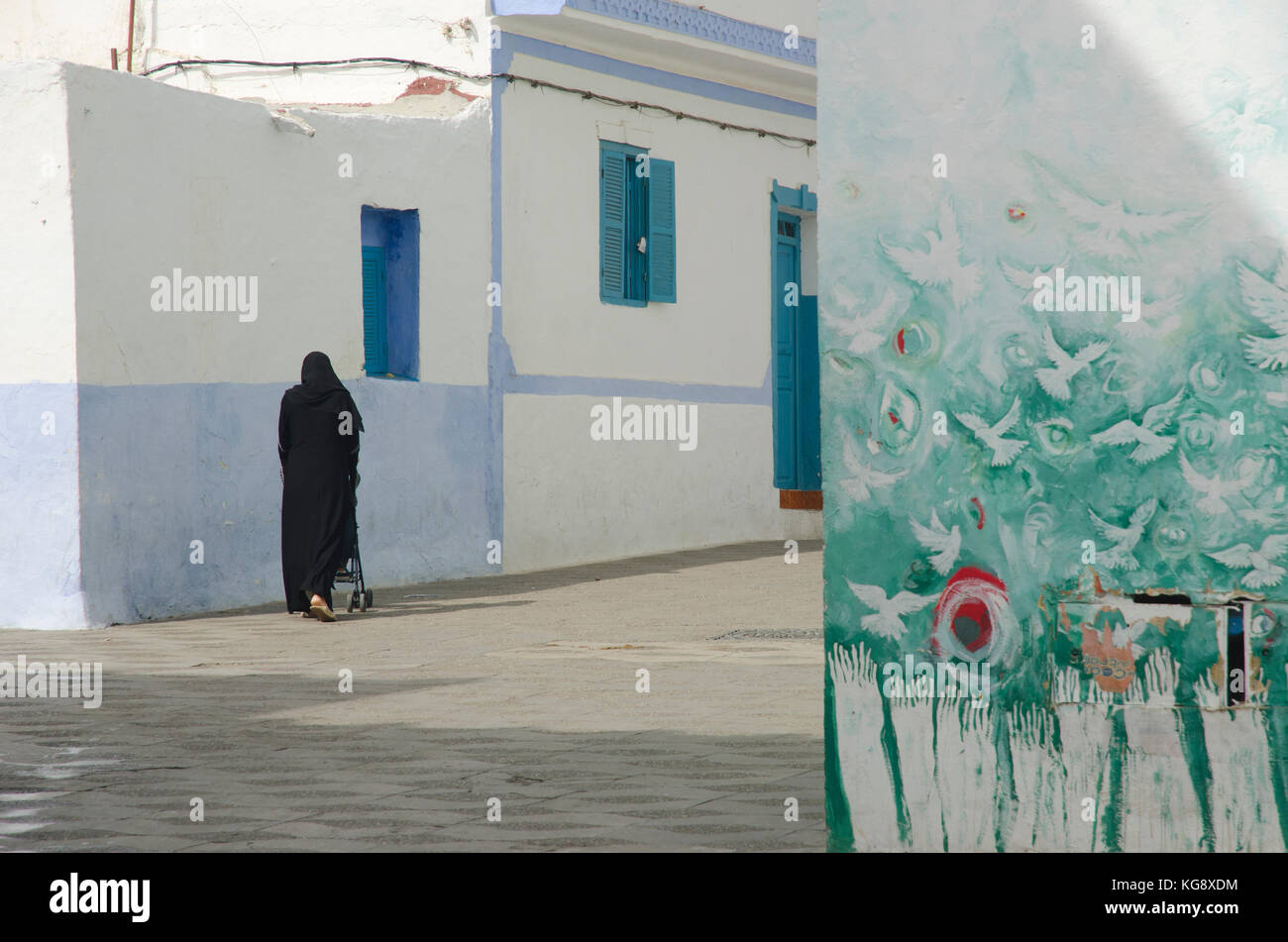 Una donna locale passeggiate attraverso medina, asilah marocco Foto Stock