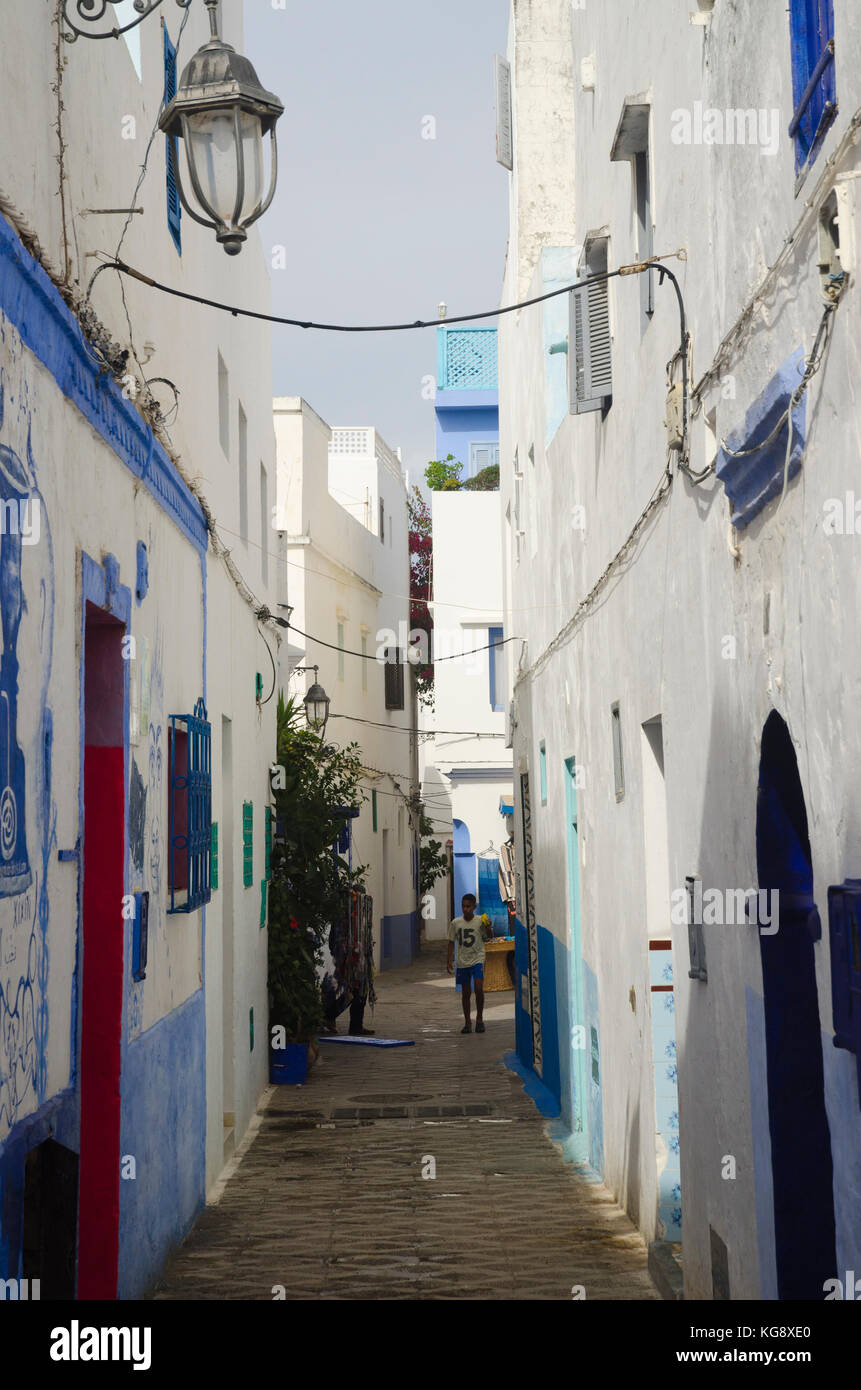 Un ragazzo in asilah la medina, nord del Marocco Foto Stock
