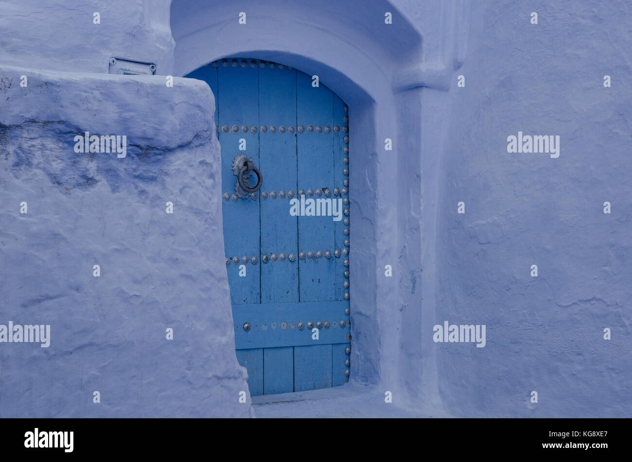 Una tradizionale porta blu a chefchaouen la medina, Marocco Foto Stock