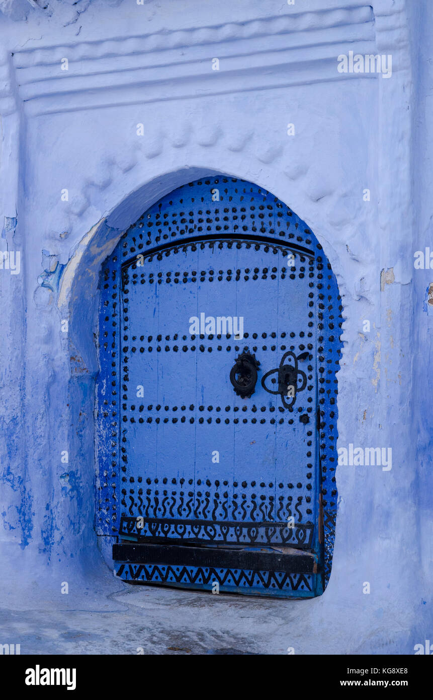 Una tipica porta blu a chefchaouen la medina, Marocco Foto Stock