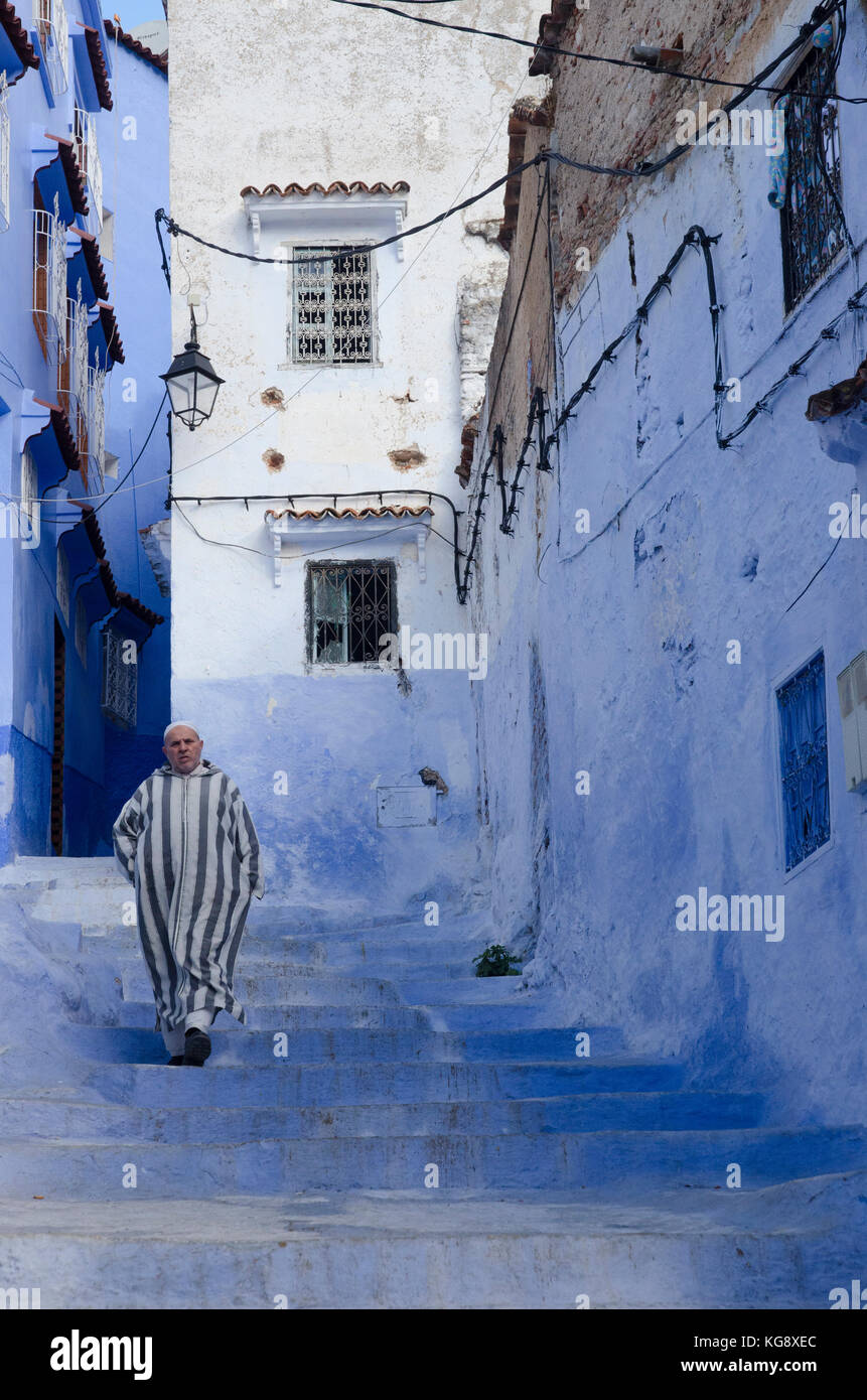 Un uomo cammina attraverso medina, Chefchaouen, Marocco Foto Stock