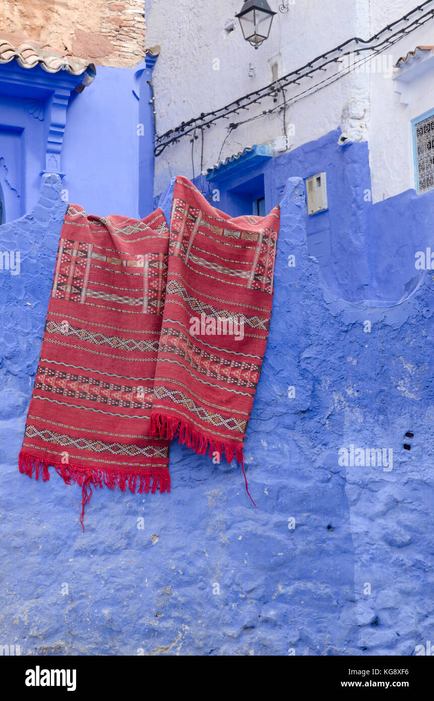 I tappeti appesi al muro a chefchaouen, Marocco Foto Stock