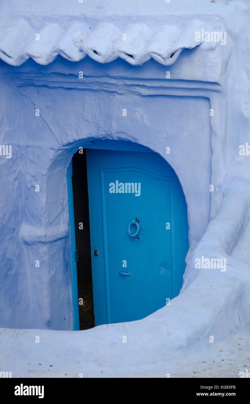 Una tipica porta blu a chefchaouen la medina, Marocco Foto Stock