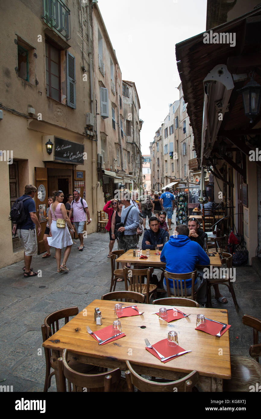 I turisti in un ristorante all'aperto in Haute Ville di Bonifacio Foto Stock