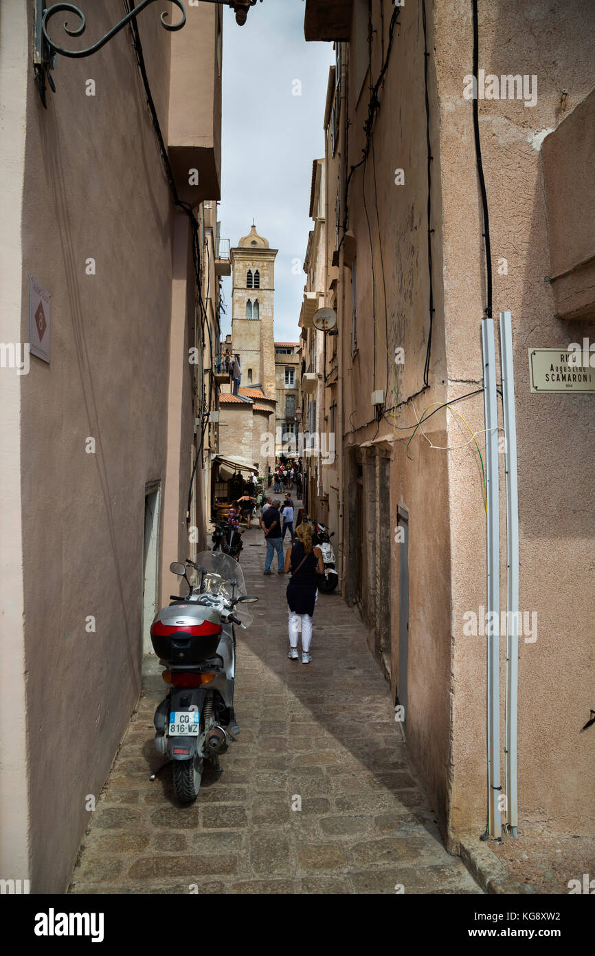 Stretto vicolo in Haute Ville o nella Città Vecchia di Bonifacio Foto Stock